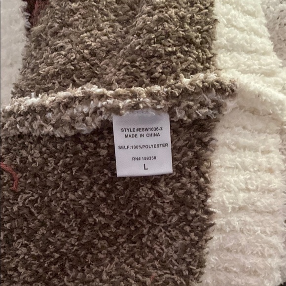 Cream and Green Geometric Crew Neck Sweater - Picture 6 of 7